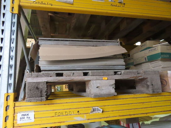 Indhold på 2 hylder af pallereol