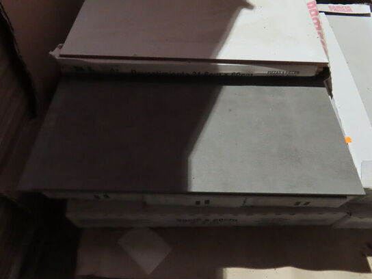 Diverse fliser, arbejdslamper, m.v.