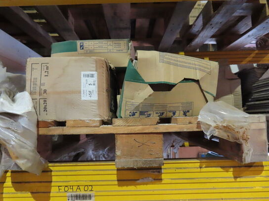 Indhold på 2 hylder af pallereol