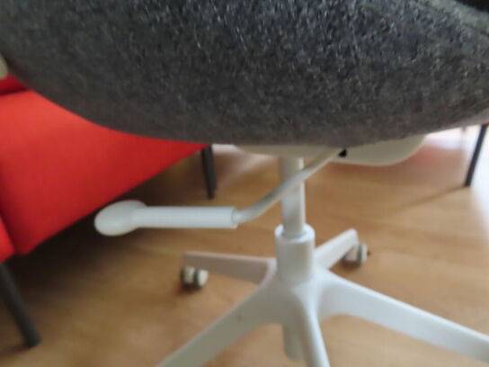 Kontorstol med armlæn og højdejustering