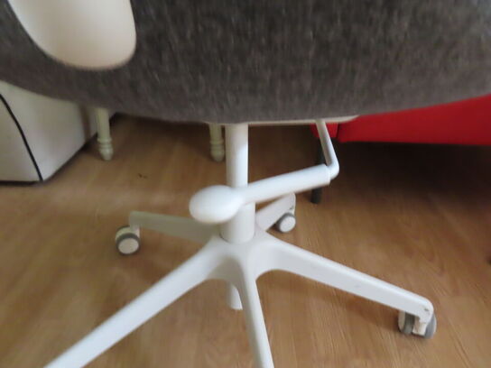 Kontorstol med armlæn og højdejustering