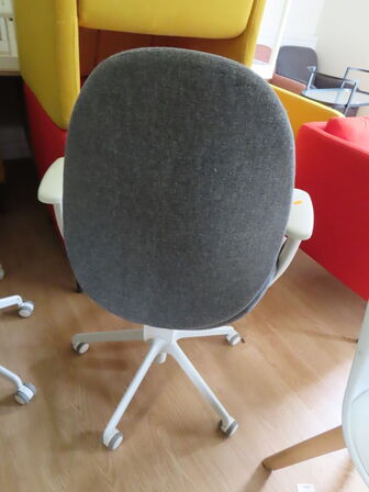 Kontorstol med armlæn og højdejustering