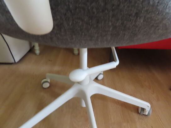 Kontorstol med armlæn og højdejustering