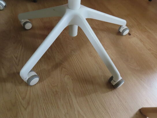 Kontorstol med armlæn og højdejustering