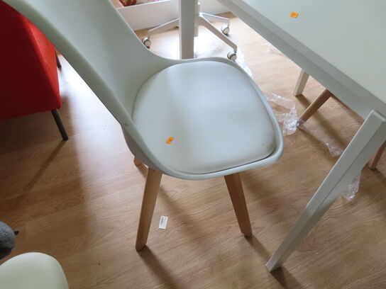 Spisebord og to stole