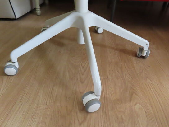 Kontorstol med armlæn og højdejustering