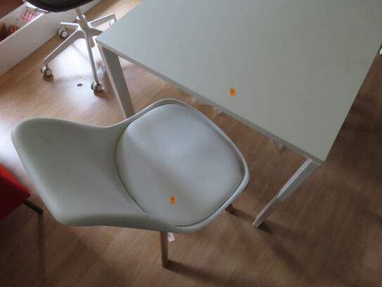 Spisebord og to stole