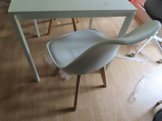 Spisebord og to stole