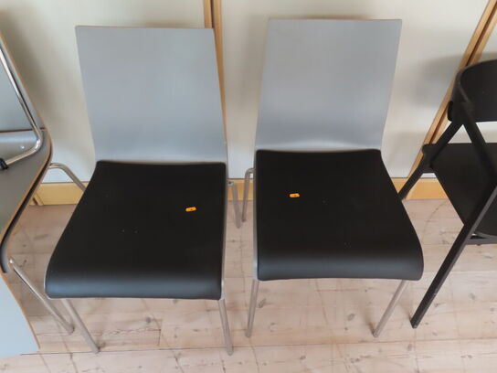 2 stk. Spisebordsstole i finer med polstret sæde