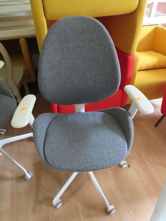 Kontorstol med armlæn og højdejustering