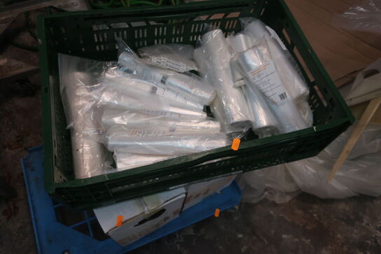 Diverse bakker med fryseposer m.m.