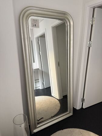 Tøm 2 rum for inventar samt diverse spejle