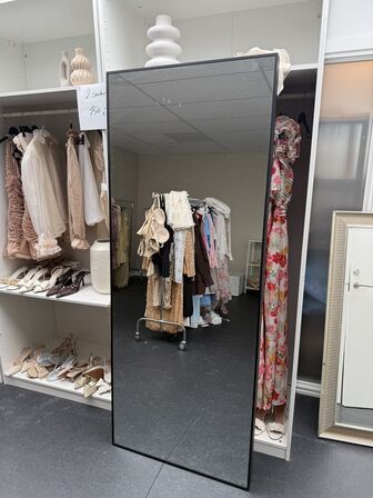 Tøm 2 rum for inventar samt diverse spejle