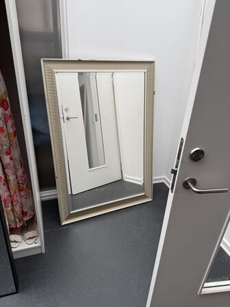 Tøm 2 rum for inventar samt diverse spejle