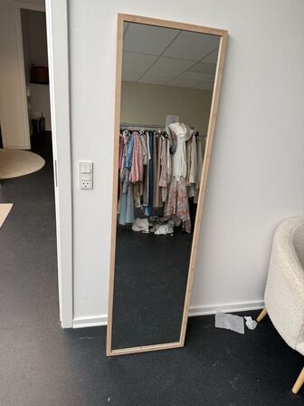 Tøm 2 rum for inventar samt diverse spejle