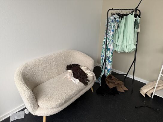 Tøm 2 rum for inventar samt diverse spejle