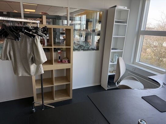 Tøm 2 rum for inventar samt diverse spejle