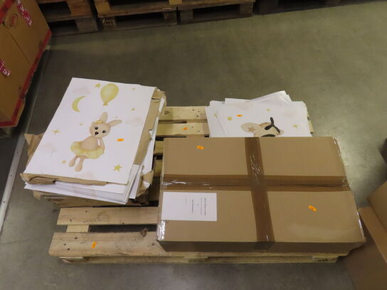 Palle med diverse plakater