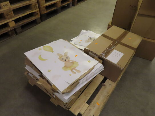 Palle med diverse plakater