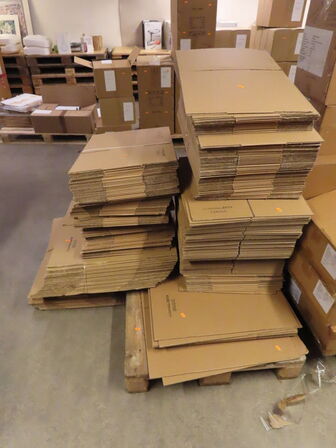 Palle med diverse papkasser