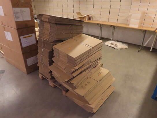 Palle med diverse papkasser