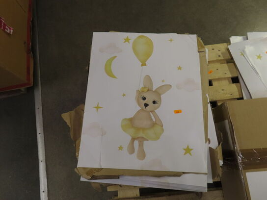 Palle med diverse plakater