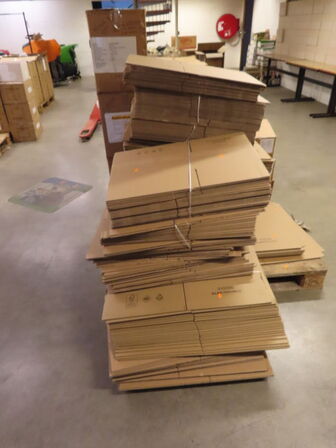 Palle med diverse papkasser