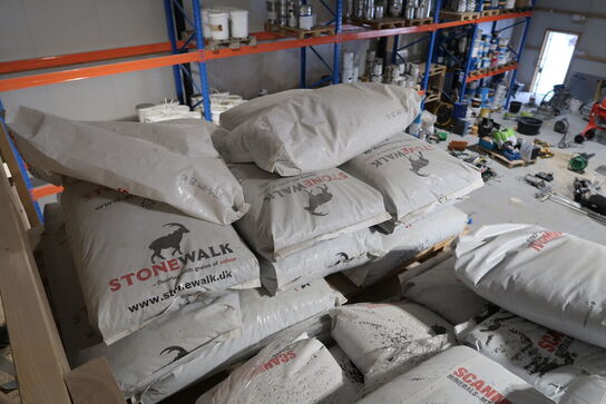 13 stk. paller med div. Varelager SIKA FLOOR, SCANMINERAL m.fl.