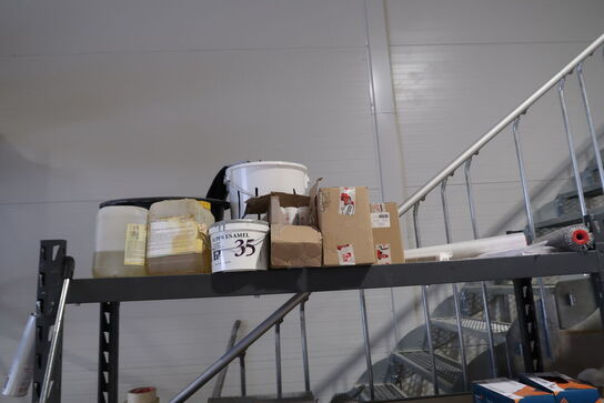 2 fag lagerreoler med div. Værktøj og varelager