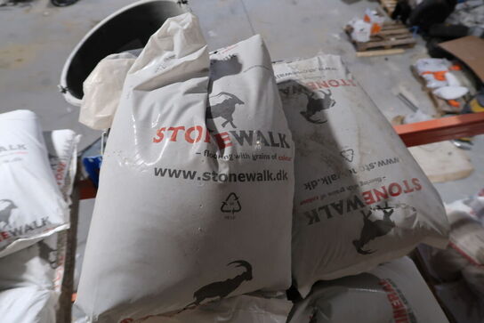 13 stk. paller med div. Varelager SIKA FLOOR, SCANMINERAL m.fl.