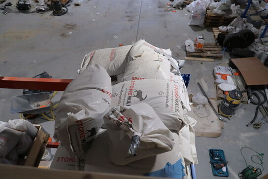 13 stk. paller med div. Varelager SIKA FLOOR, SCANMINERAL m.fl.