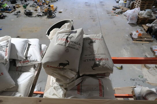 13 stk. paller med div. Varelager SIKA FLOOR, SCANMINERAL m.fl.