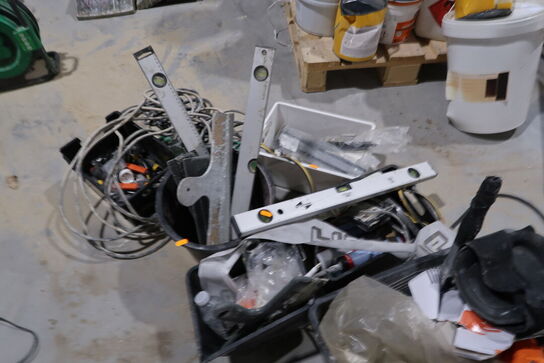 Spand og kasser med div. Værktøj samt afretterværktøj