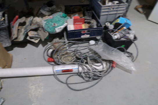 2 fag lagerreoler med div. Værktøj og varelager