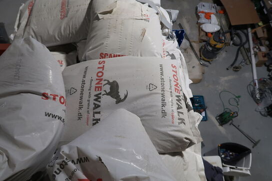 13 stk. paller med div. Varelager SIKA FLOOR, SCANMINERAL m.fl.