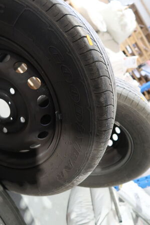 4 stk. fælge med dæk BRIDGESTONE, GOODYEAR, CONTINENTAL