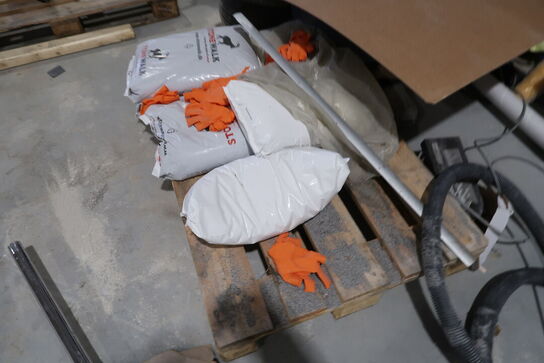 2 fag lagerreoler med div. Værktøj og varelager