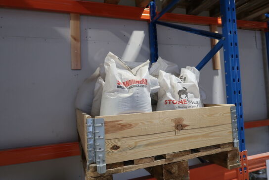 13 stk. paller med div. Varelager SIKA FLOOR, SCANMINERAL m.fl.