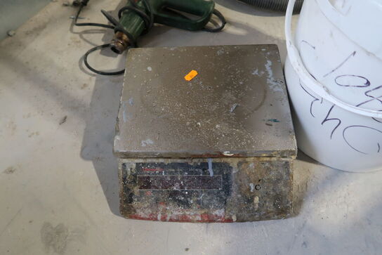 Vægt, varmepistol BOSCH samt spand med indhold