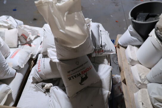 13 stk. paller med div. Varelager SIKA FLOOR, SCANMINERAL m.fl.