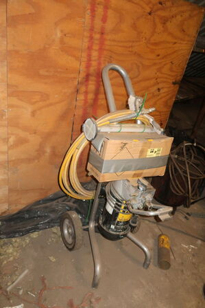 Div. Varelager og reservedele samt malersprøjte m.m.