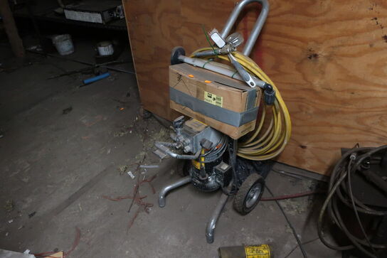 Div. Varelager og reservedele samt malersprøjte m.m.