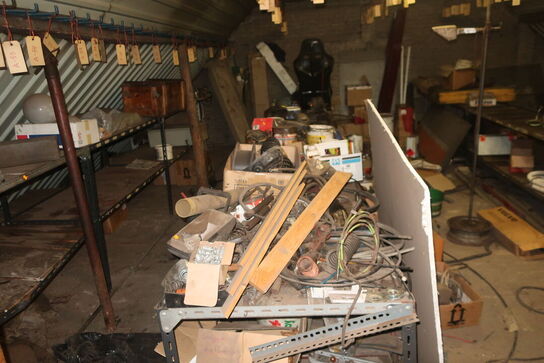 Div. Varelager og reservedele samt malersprøjte m.m.