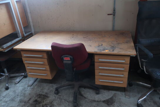 Div. Skriveborde samt kontorstole