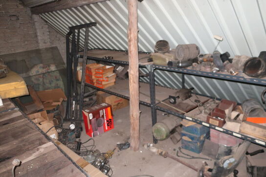 Div. Varelager og reservedele samt malersprøjte m.m.