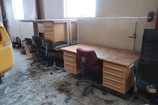 Div. Skriveborde samt kontorstole