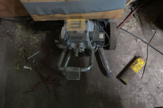 Div. Varelager og reservedele samt malersprøjte m.m.