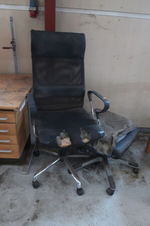 Div. Skriveborde samt kontorstole