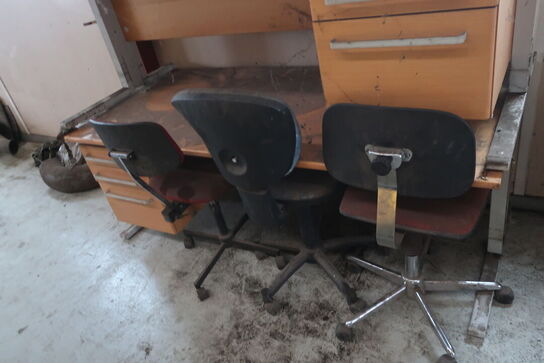 Div. Skriveborde samt kontorstole