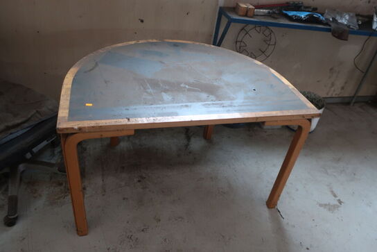 Div. Skriveborde samt kontorstole